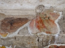 8.6.20: hinter dem abgebrochenen Altar aufgetauchte Fresken aus romanischer Zeit - sog. "Draperie" - auf den frischen Putz gemalter Wandbehang mit Faltenwurf.