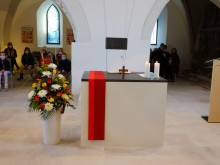 Blick auf den geschmückten Altar am Tag der Wiedereinweihung