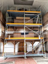 18. April 2020 - um die Orgel vor dem Staub der Renovierung zu schützen, wird sie "eingehaust". Dies geht aus Sicherheitsgründen nur mit einem Gerüst.