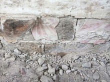 25.5.2020: hinter der Altarmauer taucht eine romanische Freskomalerei auf