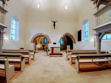 Innenansicht der renovierten Kirche Richtung Osten - Altar & Kanzel